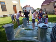 Společné odpoledne rodičů a dětí - natírání popelnic